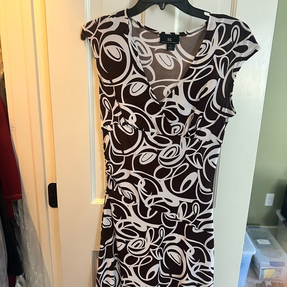 Byer California Dresses & Skirts - Byer California Swirl Print Midi Dress